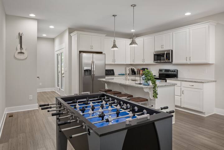 40% OFF | Roof Top | 4 miles to Broadway gallery image 3