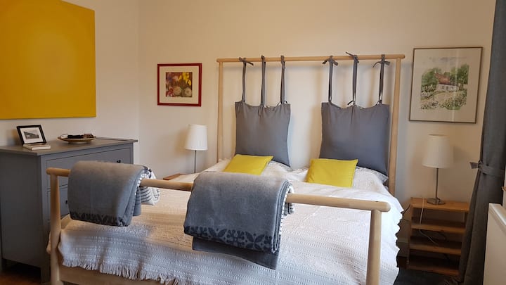 Spavaća soba s bračnim krevetom. Tijekom dana doživite mnoštvo uzbudljivih doživljaja, a noću uživajte u mirnom snu. Dobit ćete udoban i čist krevet. Naravno, pronaći ćete i poplune, jastuke i deke. Želimo vam uvijek laku noć.