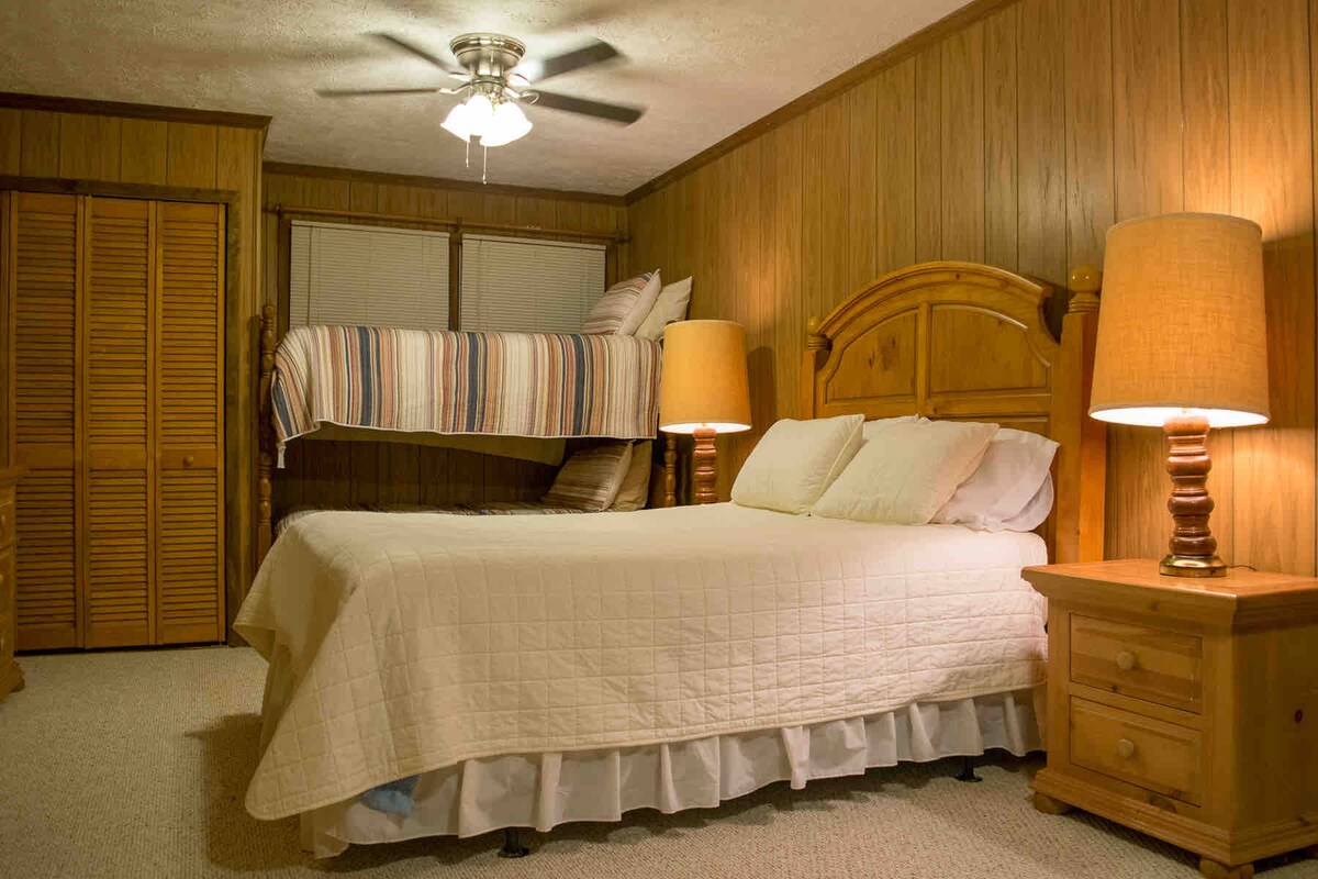 Cama tamaño queen con literas, así como televisión inteligente de cuero de 42pulgadas con sofá cama