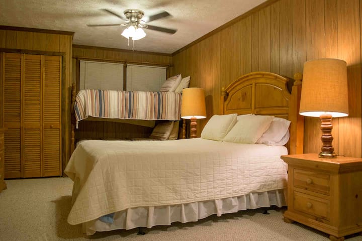 Cama tamaño queen con literas, así como televisión inteligente de cuero de 42pulgadas con sofá cama