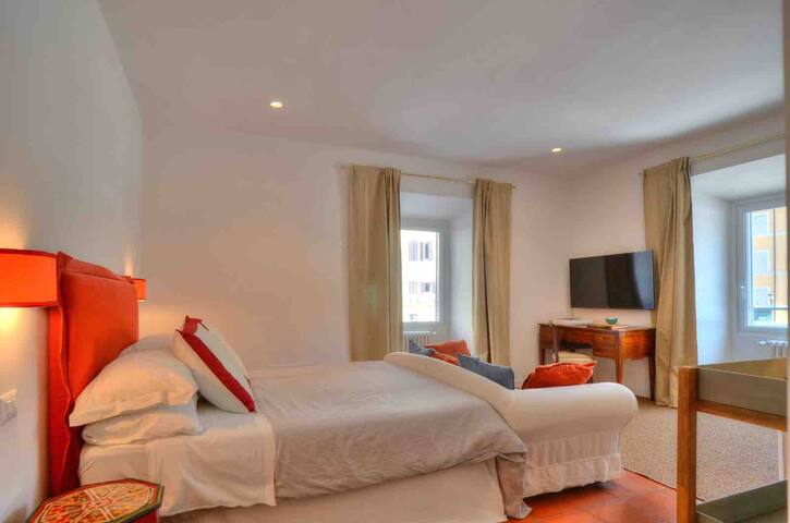 The great beauty of Piazza Farnese gallery image 5