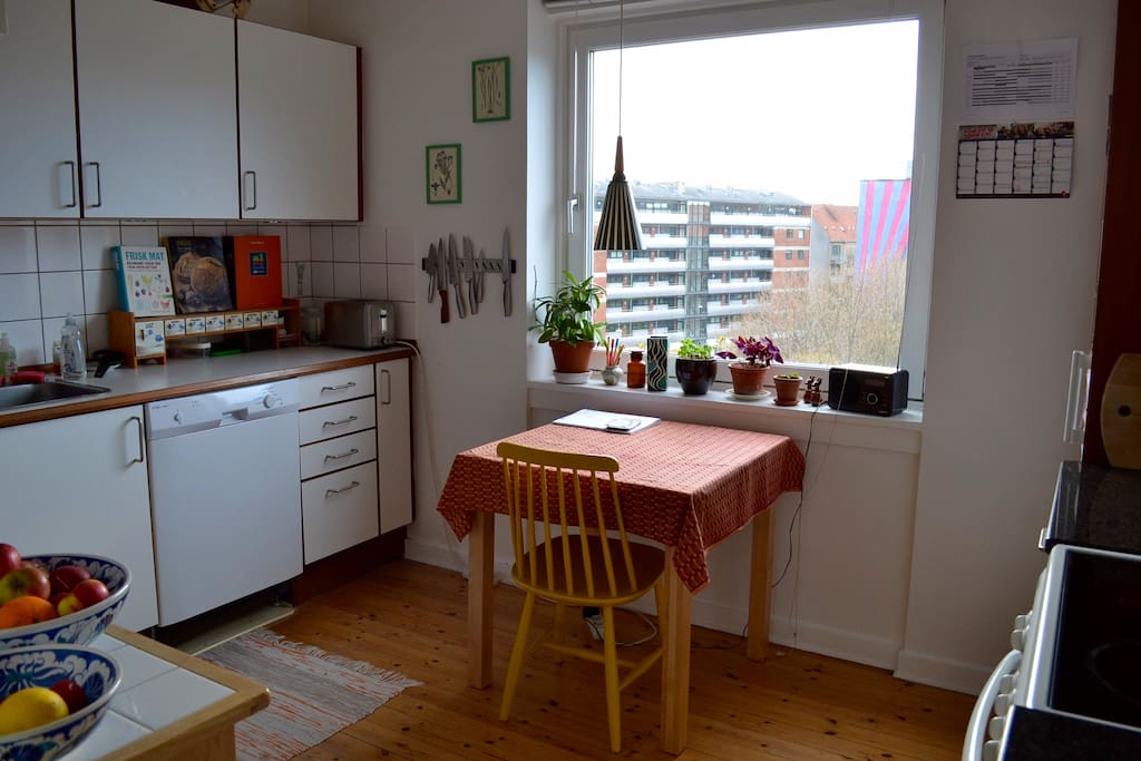 Spacious kitchen with dishwasher and great cooking facilities.