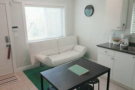 Artist's Cozy Private Entry Gallary