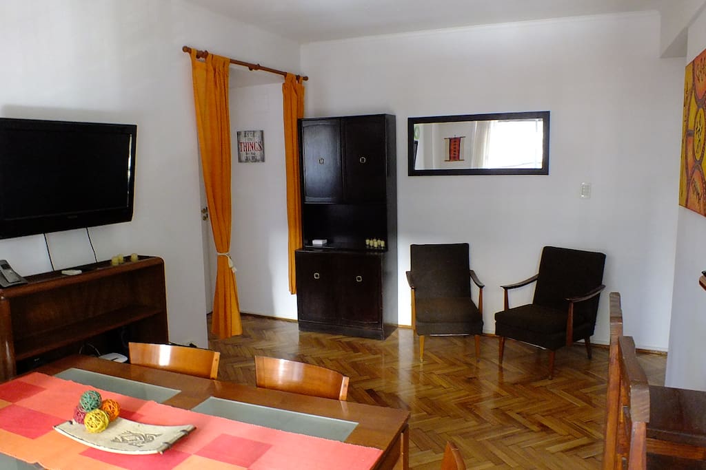 Vista living Comedor de día.
Espacio con 2 sofás muy cómodos ideales para descansar, leyendo o mirando la televisión. Lcd con tv por cable y aire acondicionado.
