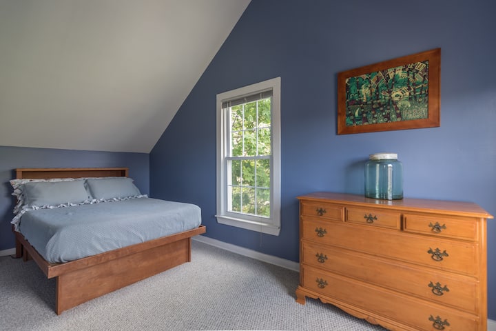 Спалня 4 разполага с пълноразмерно легло с чисто нов матрак от мемори пяна и високи тавани на лофта с много естествена светлина