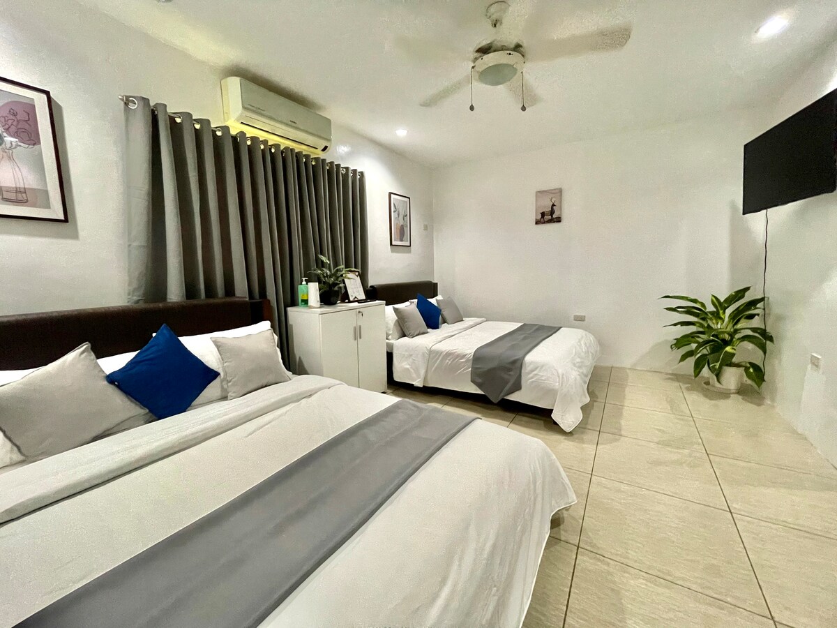 Спалня 3 с пълна баня.

Две двойни легла.
Климатик.
Телевизия Netflix.
Сешоар.

Интернетът на Starlink е добавен към всички стаи в къщата.