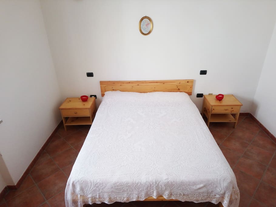 Ampia stanza in affitto con letto matrimoniale