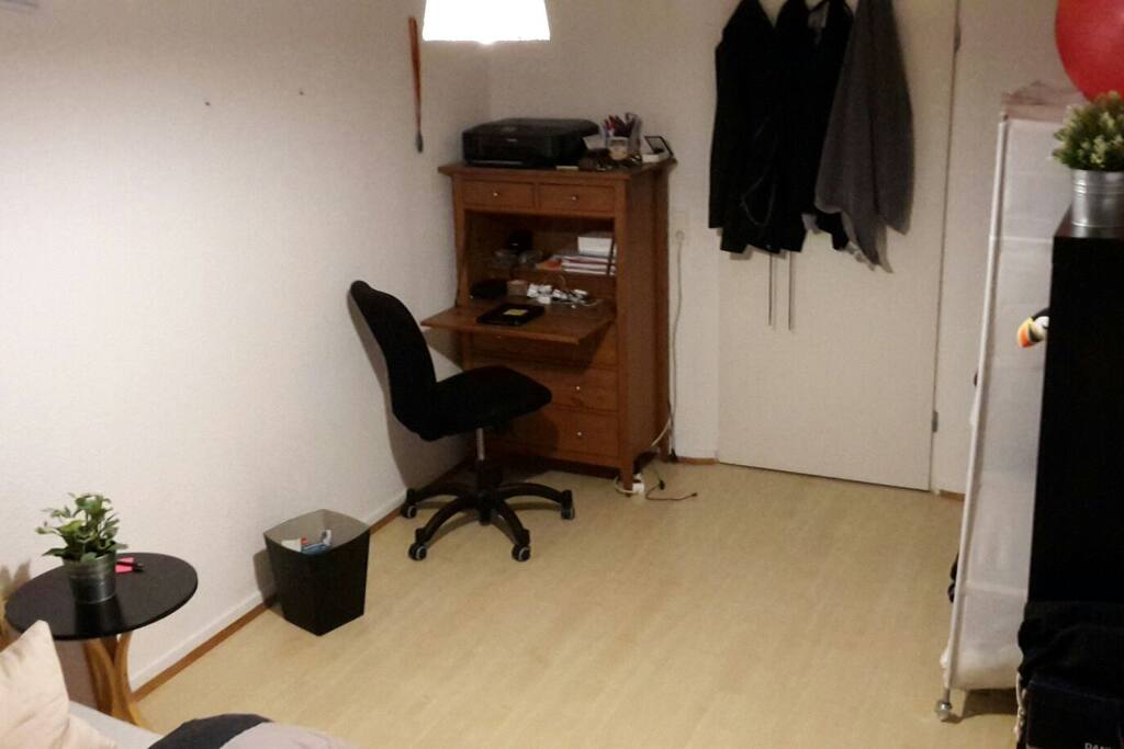 Gästezimmer mit Schreibkommode