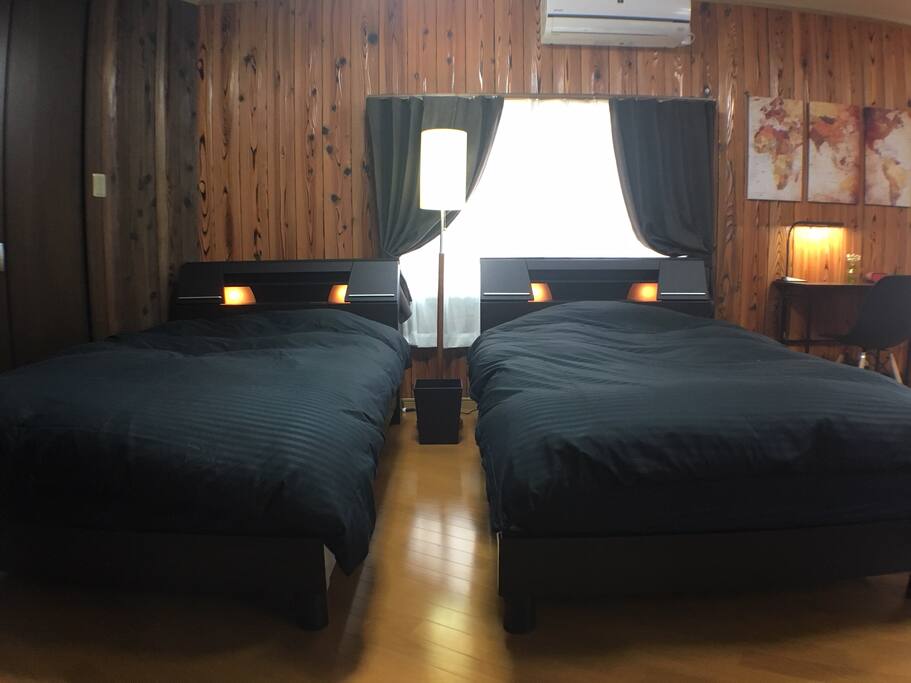 There're 2 semi-double beds.
The size of a mattress is 120cm and 200cm.
セミダブルベッド2基、マットサイズは120cm×200cm、少し固めです。