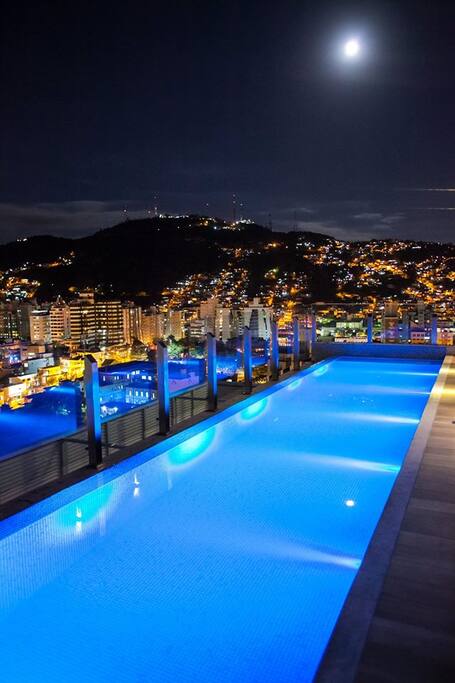 Visual incrível da lua e do centro de Floripa.