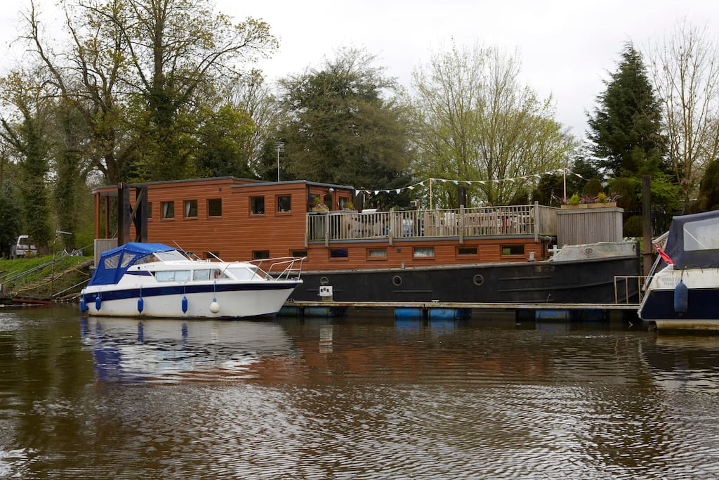 The Ark has 2 stunning sun decks, kitchen, large living room, WC and has 3 bedrooms and 2 bathrooms which are spacious light and airy