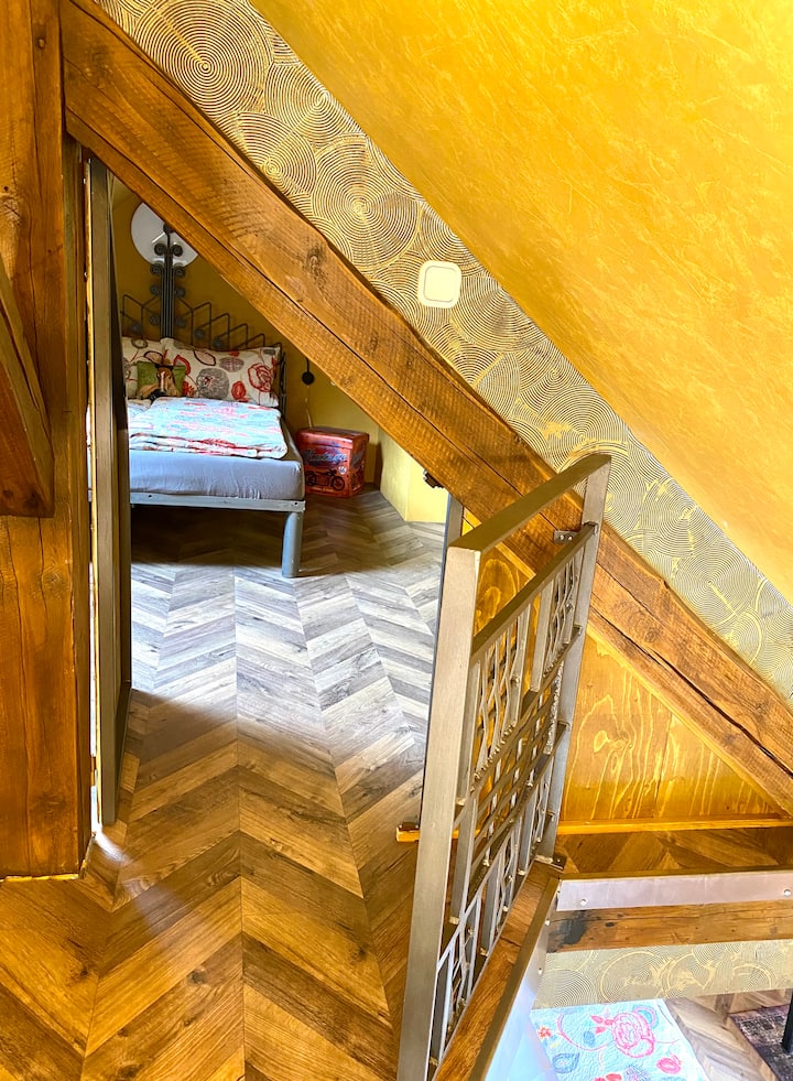 Habitación en el piso inclinado con cama de 1.40 cm
