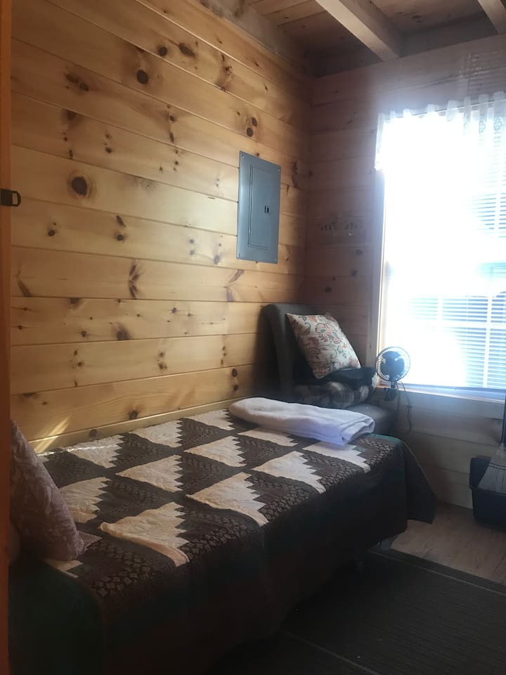 غرفة النوم رقم2 بسرير مزدوج.