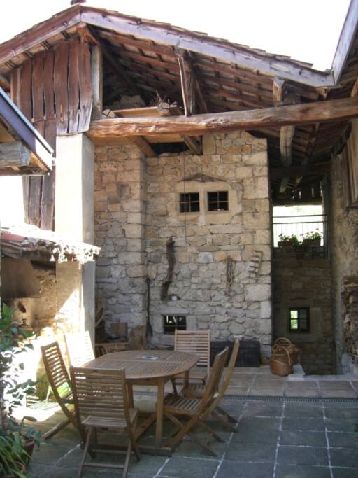 Façade du gîte donnant dans la cour d'entrée