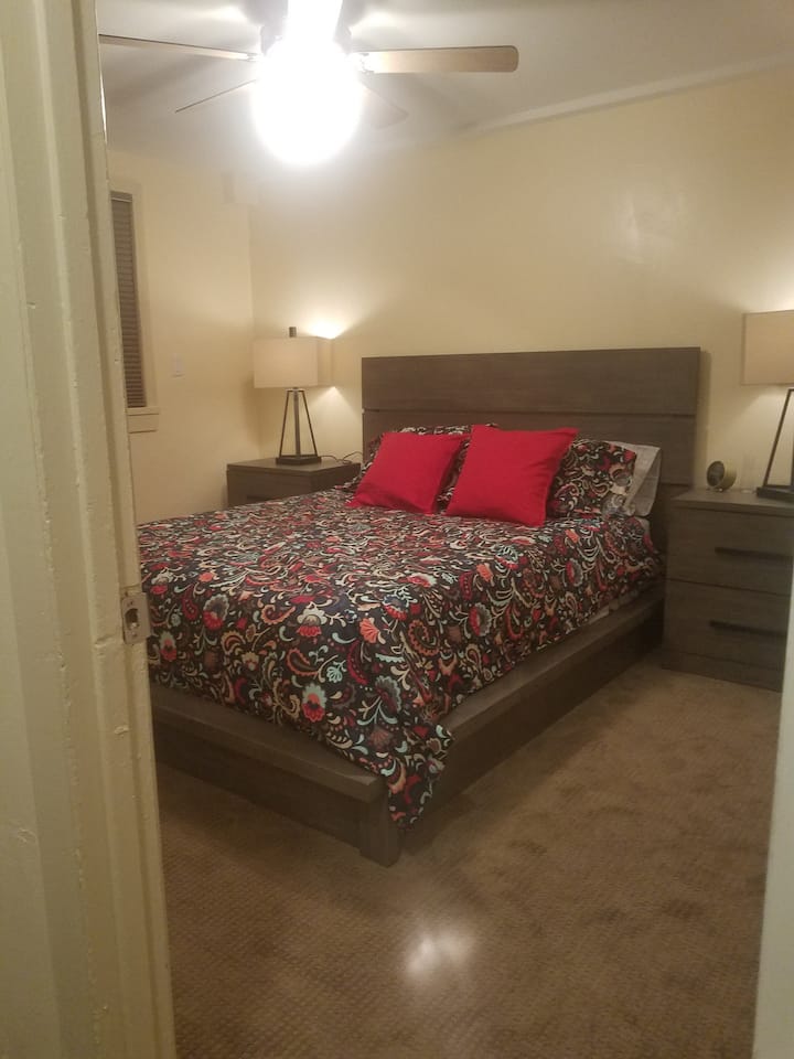 La camera da letto n °2 è dotata anche di un comodo materasso all'interno di questo letto queen-size e moquette da parete a parete!