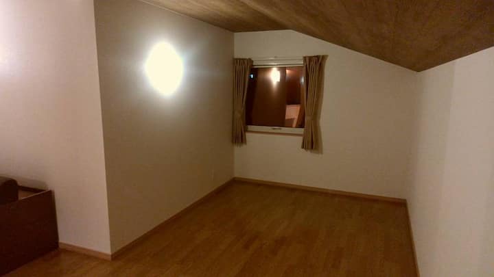 ห้องนอน 2 ชั้นมีขนาดใหญ่และกว้างขวางพื้นที่ด้านหลังถ้าคุณพร้อมคุณจะเห็นภูเขาอาซาฮี