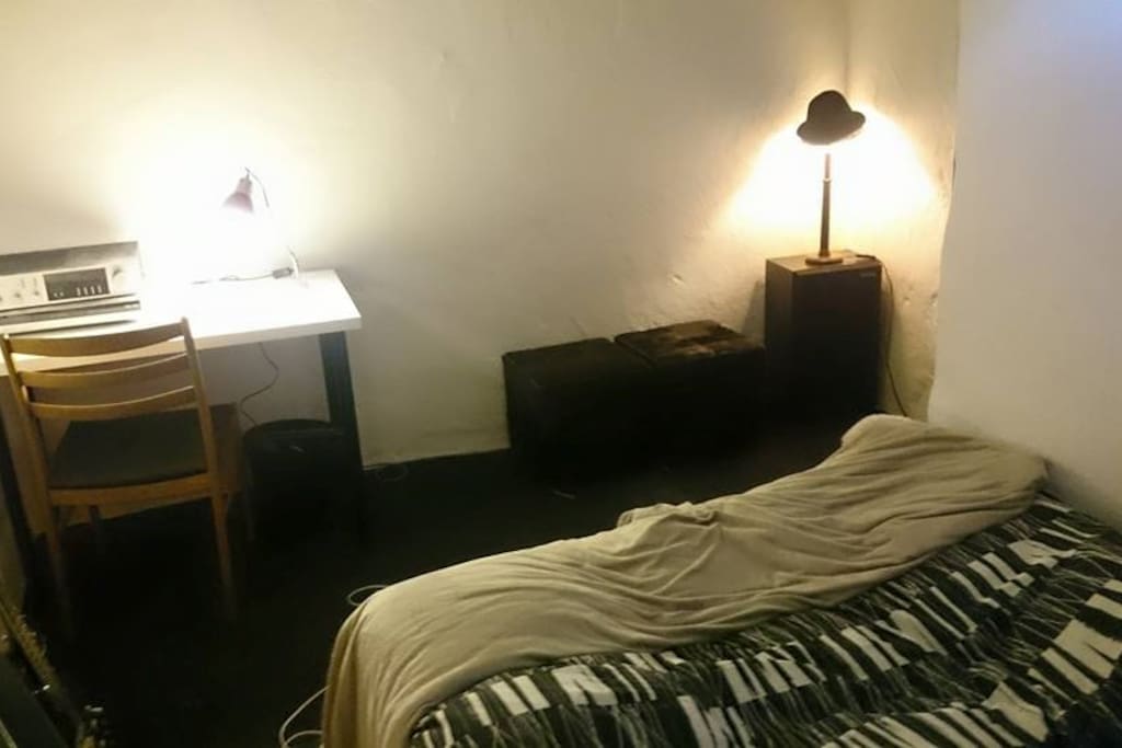 Sovrum källare.