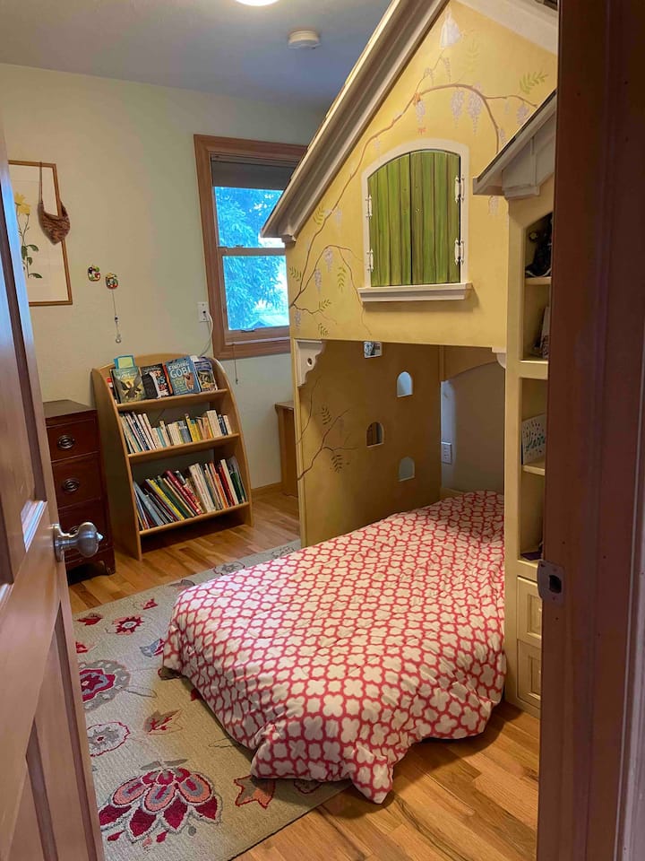 חדר ילדים עם לופט זוגי ותאום למטה.  טונות של ספרים וצעצועים בחדר השינה ובבית!