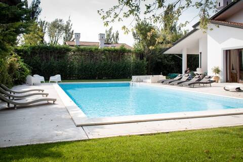 Luxury house with pool