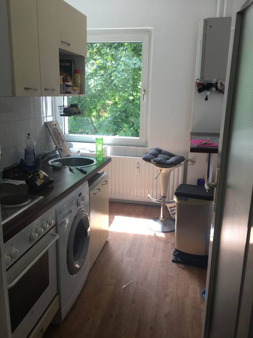 Die Küche verfügt über eine Waschmaschine einen Ofen sowie einen Herd und ein Kühlschrank. Man kann sowohl in der Küche als auch im Schlafzimmer essen.