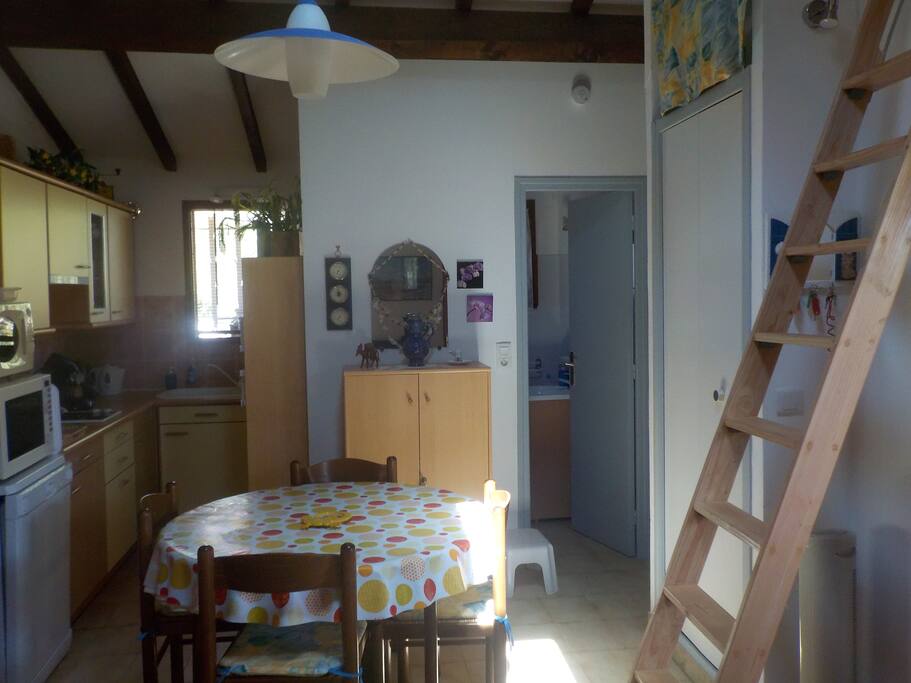 Salon avec accès mezzanine