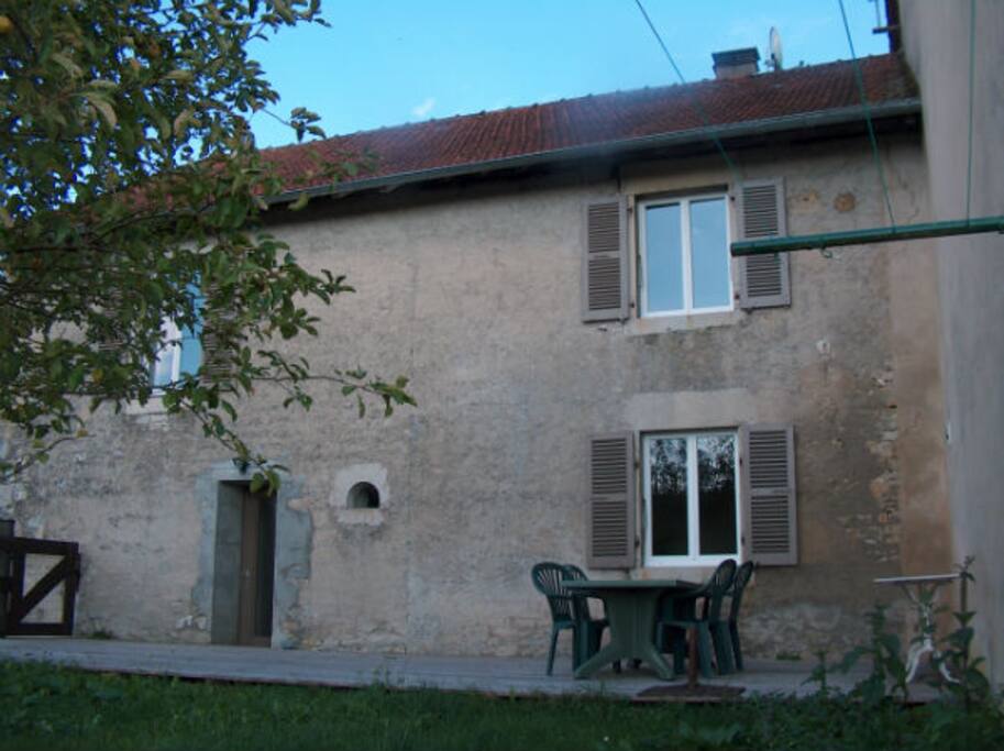 Logement indépendant dans maison en pierre.