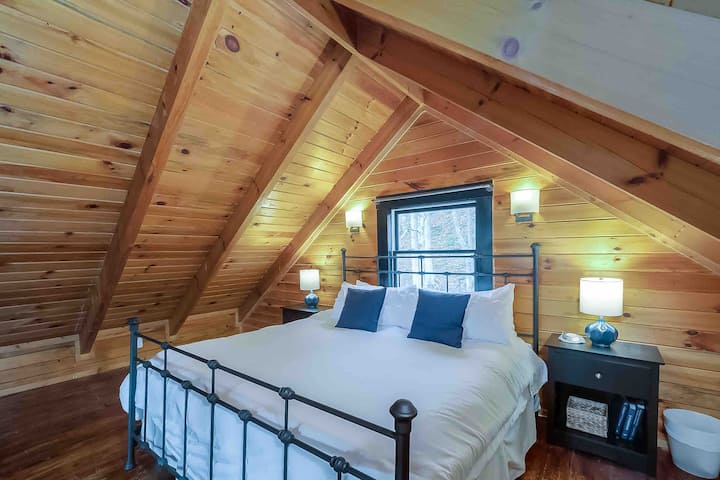 Área loft con cama tamaño king