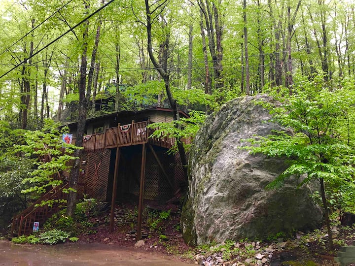 *TWO ROCK TREEHOUSE * The Mountains Are Calling ‼️ Cabins for Rent in