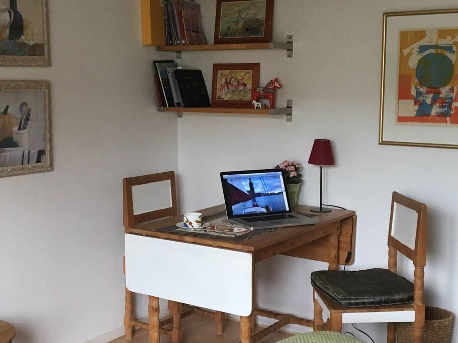 Bedroom 1: laptop-friendly