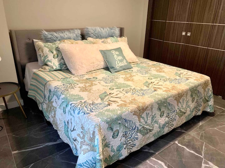 ห้องนอนผู้เข้าพักพร้อมเตียงเมมโมรี่โฟมขนาดคิงไซส์พร้อมตู้เสื้อผ้ากว้างขวาง