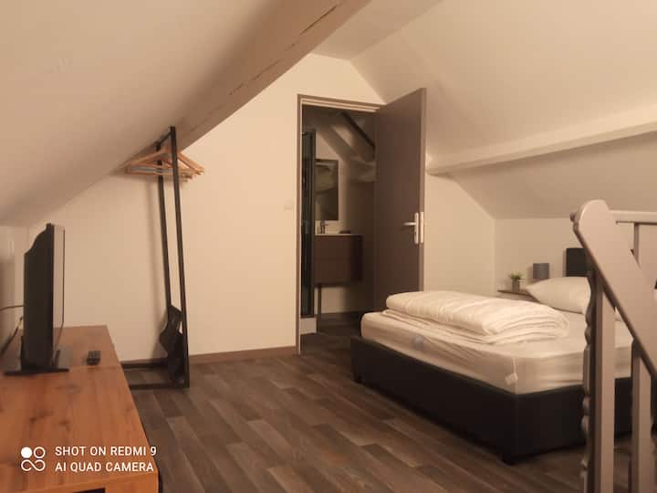 Televisión frente a la cama y armario