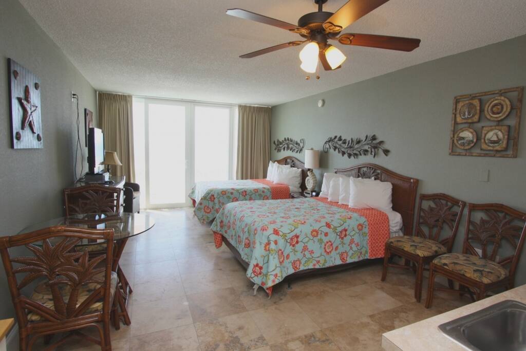 Nicely decorated studio with 2double beds, flatscreen TV and kitchenette