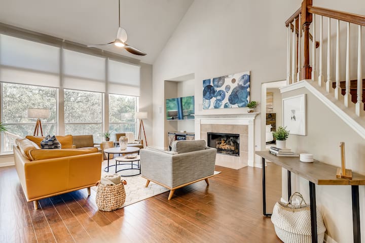 Sunny Spacious Austin Oasis • Pool Table