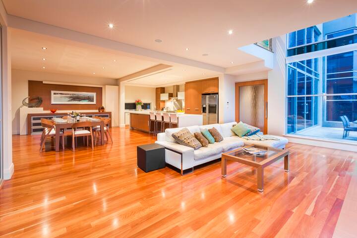 Absolute Beachfront 4 Bed 4 bath House gallery image 3