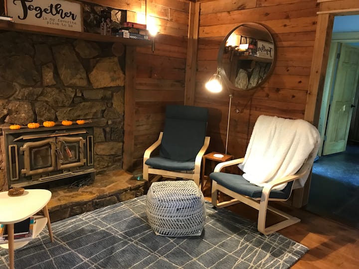 The Blue Door Cabin Cabins for Rent in Chanute, Kansas, United States