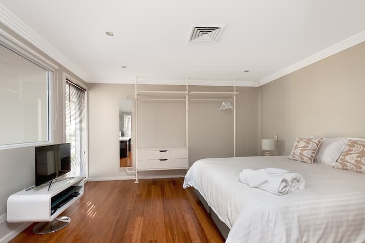 Главна спална соба со брачен кревет (широк 180-220 см)