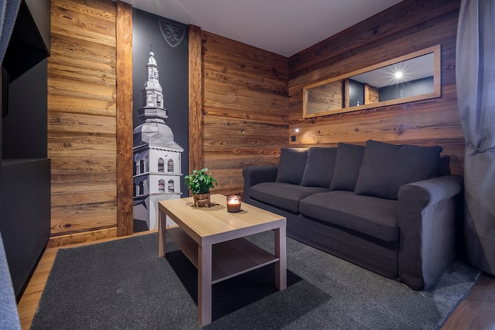 电影房配有舒适的双人沙发床，位于窗帘走廊，让您获得更多隐私。