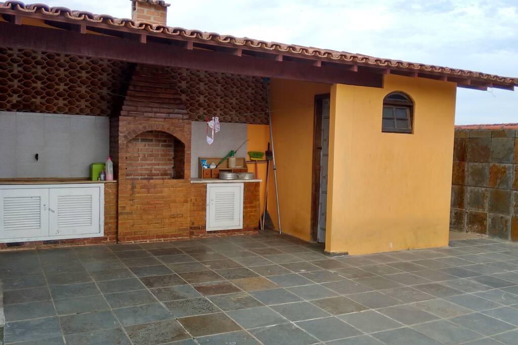 Churrasqueira e banheiro externo