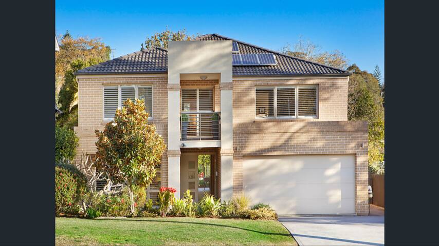 Stunning 5 Bedroom family home with a pool. gallery image 4