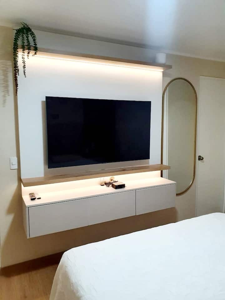 Qendra kryesore e argëtimit të dhomës me 55"Samsung Smart Ultra HD TV Cable Movistar Wifi