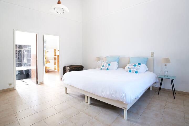 חדר שינה - מיטת קינג סייז