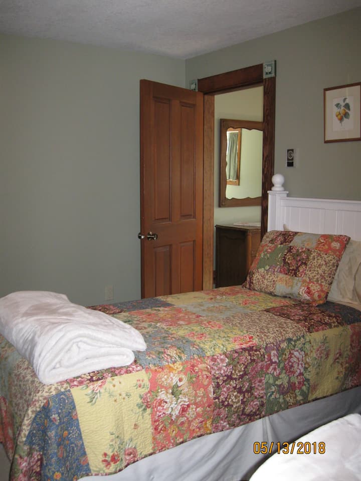 Საძინებელი #2 არის 8.5’x10’ და აქვს წვდომა როგორც საძინებელზე, ისე გარედან (არ არის ნაჩვენები).