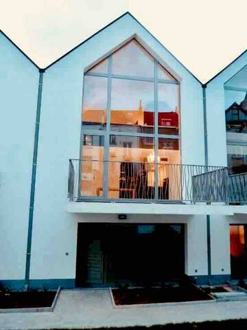 Centrally located, luxury new townhome in Brussels gallery image 4