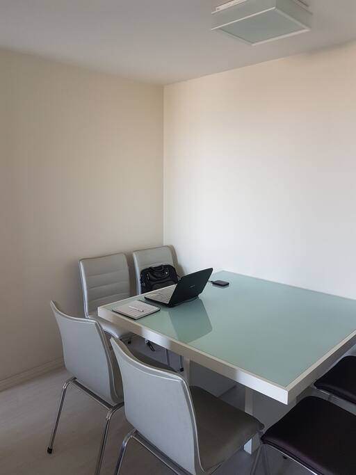 Mesa para trabalho e/ou refeições.
