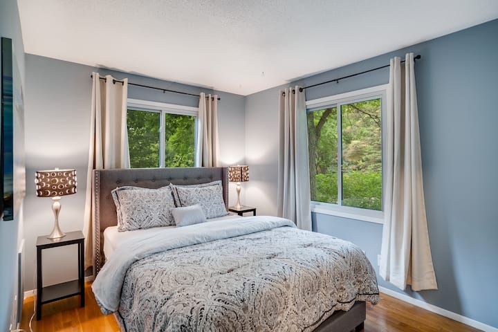 חדר שינה ראשי עם מיטת קווין סייז. מקום ל -2