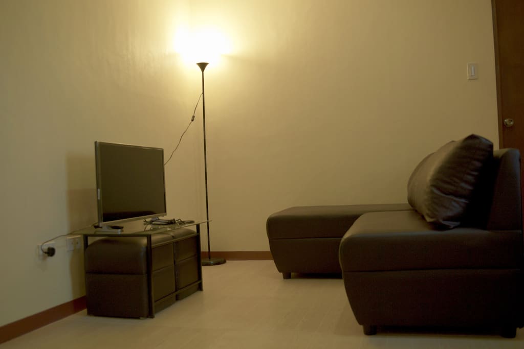 32"-inch LED TV with cable channels, 3-seater sofa/lounge