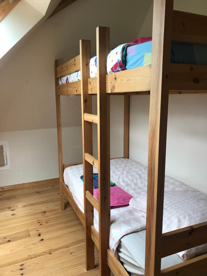 Პატარა საძინებელი ორსართულიანი საწოლით მთავარ აპარტამენტთან 