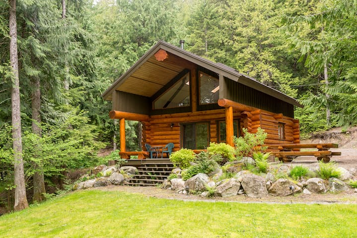 Lakefront Private Log Cabin - The Hummingbird - Cottages ...