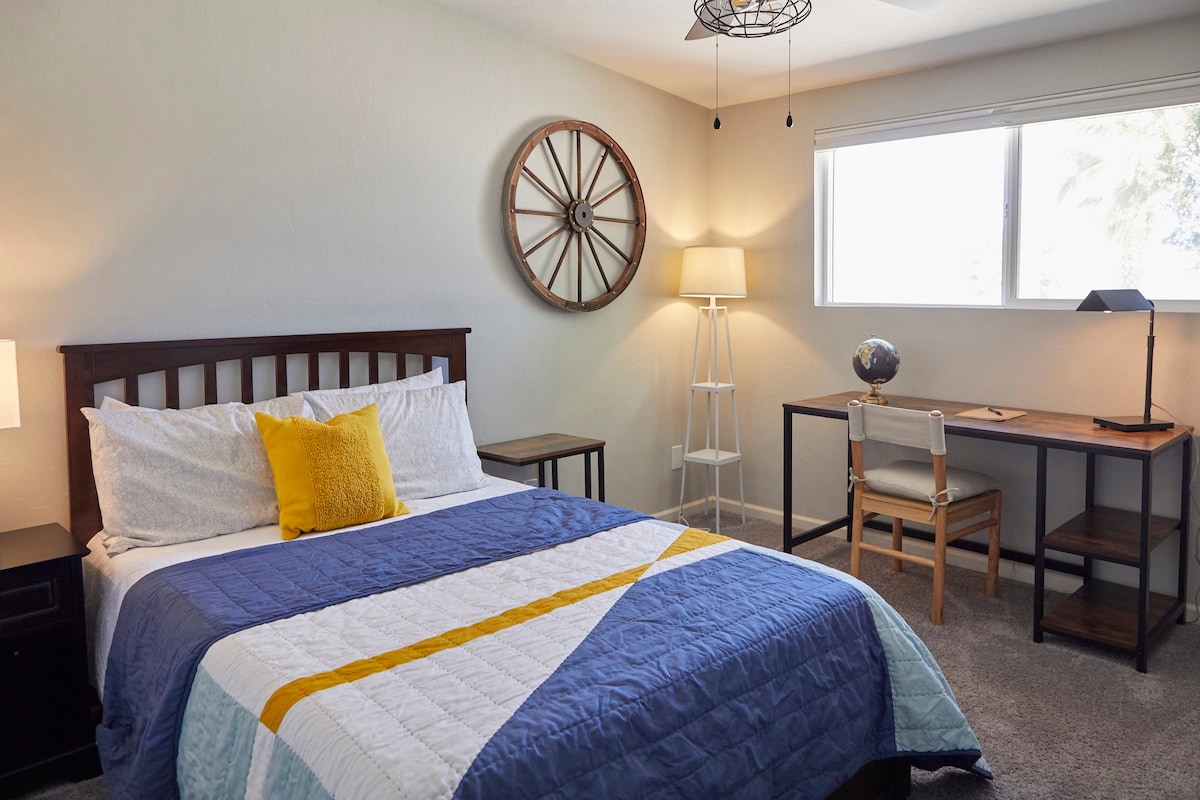 Táto spálňa má vyhradený pracovný priestor so stolom, lampou a stoličkou.