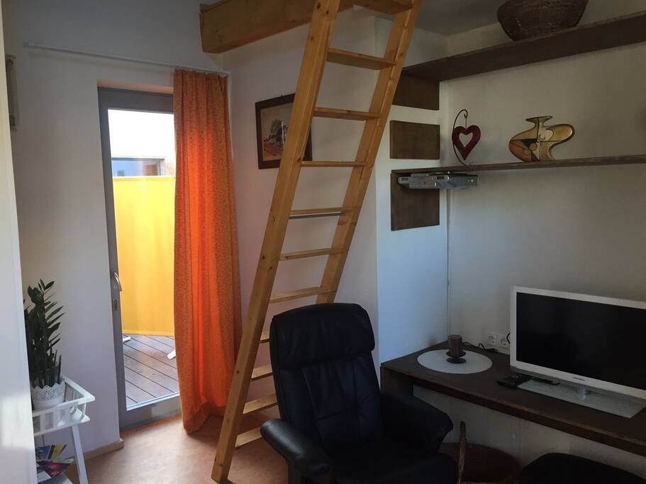 Treppe zur Galerie, ist nicht für Senioren oder kleine Kinder geeignet (kein Geländer!).